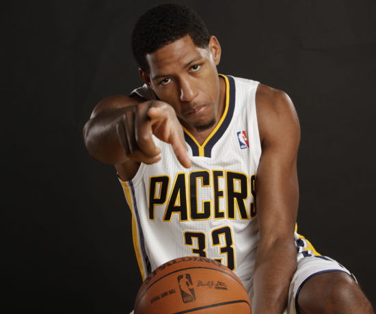 为了赢，你的面相都变了！ 贺希宁在底角用力使相，都快变成布克了（为赢球气质都变了！贺希宁底角强势开火，简直化身布克）