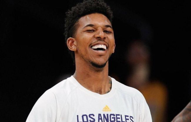 广东启程俱乐部杯！萨姆纳不提裤子，奎因帅气，杨溢也随队出征！（广东启程俱乐部杯开战：萨姆纳造型随性，奎因帅气依旧，杨溢随队出征）