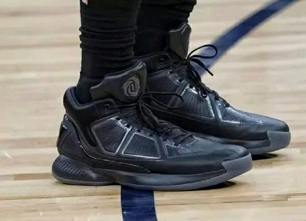 安布：邵佳一与此前的混乱划清界限，是国足非常好的主帅人选（安布：邵佳一已与过往混乱切割，堪称国足主帅的上佳人选）