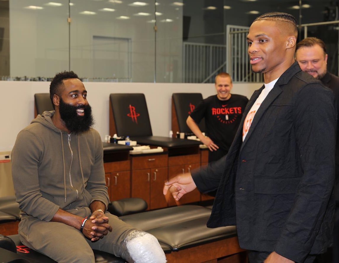 登国际舞台，泰州队“苏超”冠军奖杯亮相中国国际进口博览会（泰州队携“苏超”冠军奖杯亮相中国国际进口博览会，登上国际舞台）