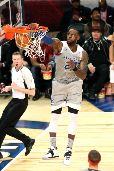 前西班牙主帅：皇萨永远是西甲热门；年轻球员首秀需谨慎谨慎（前西班牙队主帅：皇马与巴萨始终是西甲争冠热门，年轻球员首秀须谨慎）