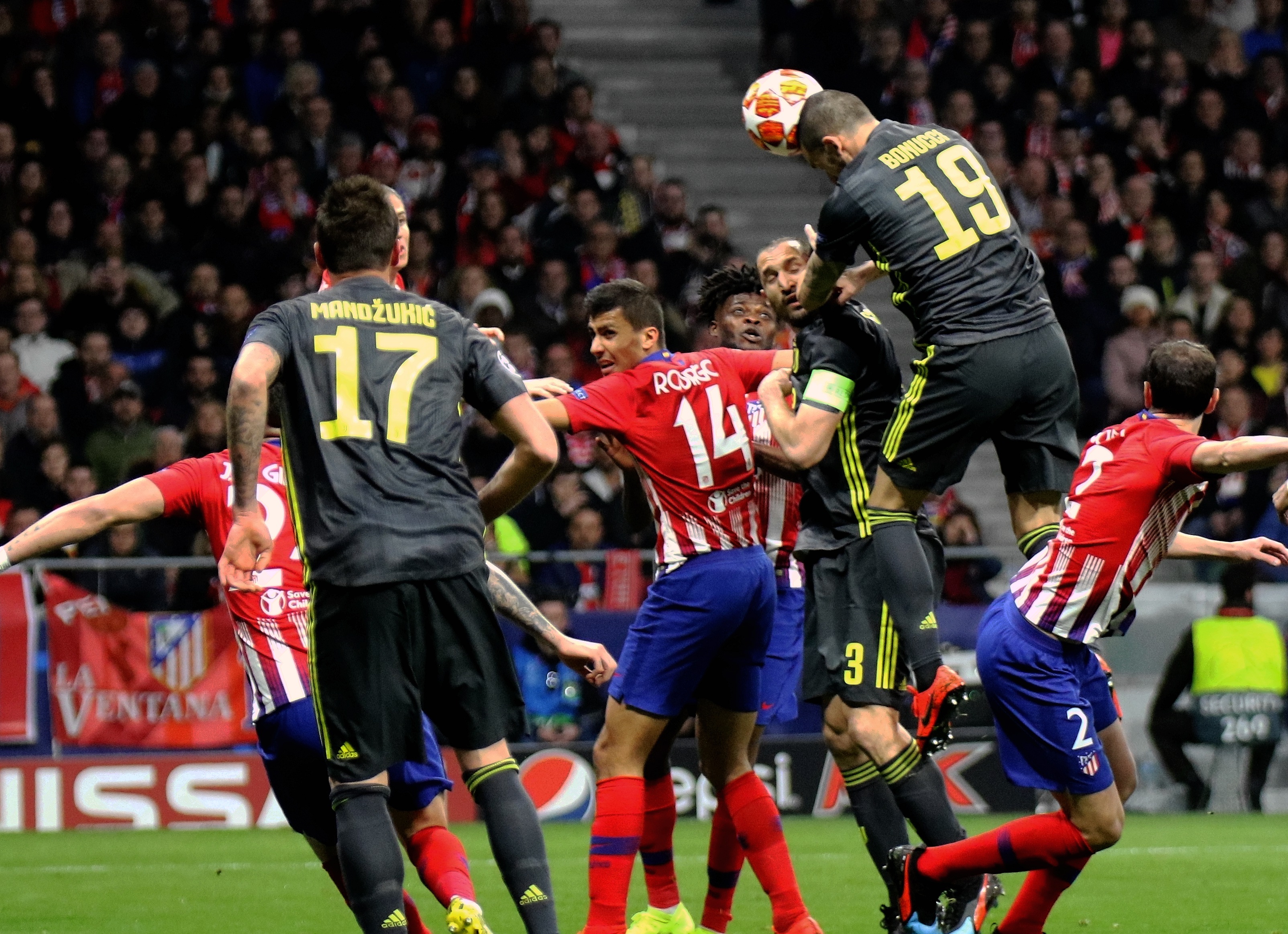 由于C罗被红牌禁赛，绝代双骄皆结束了自己本年度的...