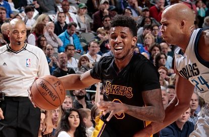 国乒8比1横扫日本队实现三连冠，林诗栋2-1胜张本智和哽咽致谢（国乒8-1大胜日本豪取三连冠，林诗栋2-1力克张本智和赛后哽咽致谢）