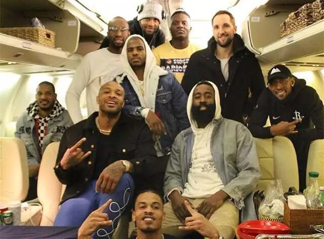 当孔德梅开二度帮助巴萨反超比分时，法兰克福球迷彻底炸了（孔德双响助巴萨实现反超，法兰克福看台瞬间炸锅）